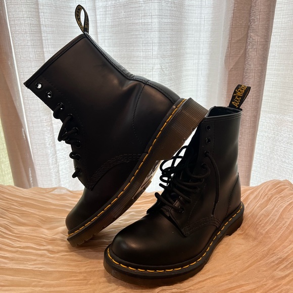 Dr. Martens Shoes - Black Doc Martens AirWaiv women’s sz 6